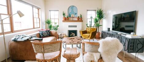 تلفزيون ذكي، مدفأة، وحدة تحكم لألعاب الفيديو، برامج وأفلام نتفليكس