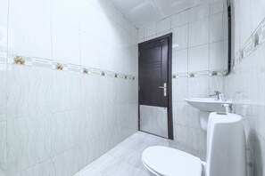 Departamento estándar, 2 habitaciones | Baño | Regadera, amenidades de baño gratuitas, toallas, papel de baño