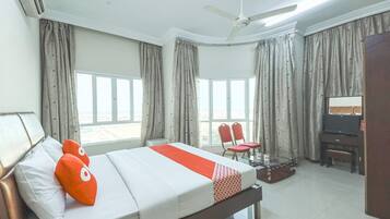 Standard Double Room | In-room safe, desk, laptop workspace, blackout drapes