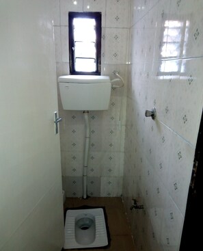 Economy Single Room | Bathroom | Shower, free toiletries, towels, soap