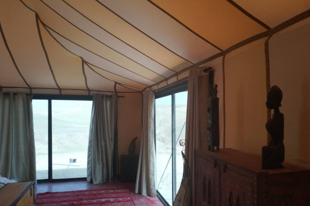 1 bedroom, premium bedding, cribs (free), rollaway beds (free)