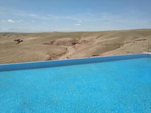 Outdoor pool, pool loungers - Canyon Lodge (Sidi Badhaj)