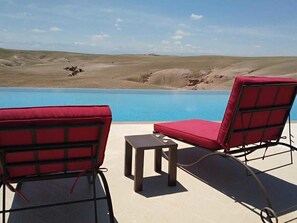 Piscine extérieure, chaises longues