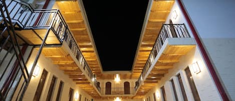 Fassade der Unterkunft – Abend/Nacht