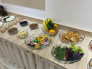 朝食 (コンチネンタル ブレックファスト)、毎日提供 (1 名様 40000 UZS)