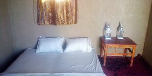 Dobbeltrom, ikke-røyk | Skrivebord, blendingsgardiner og sengetøy