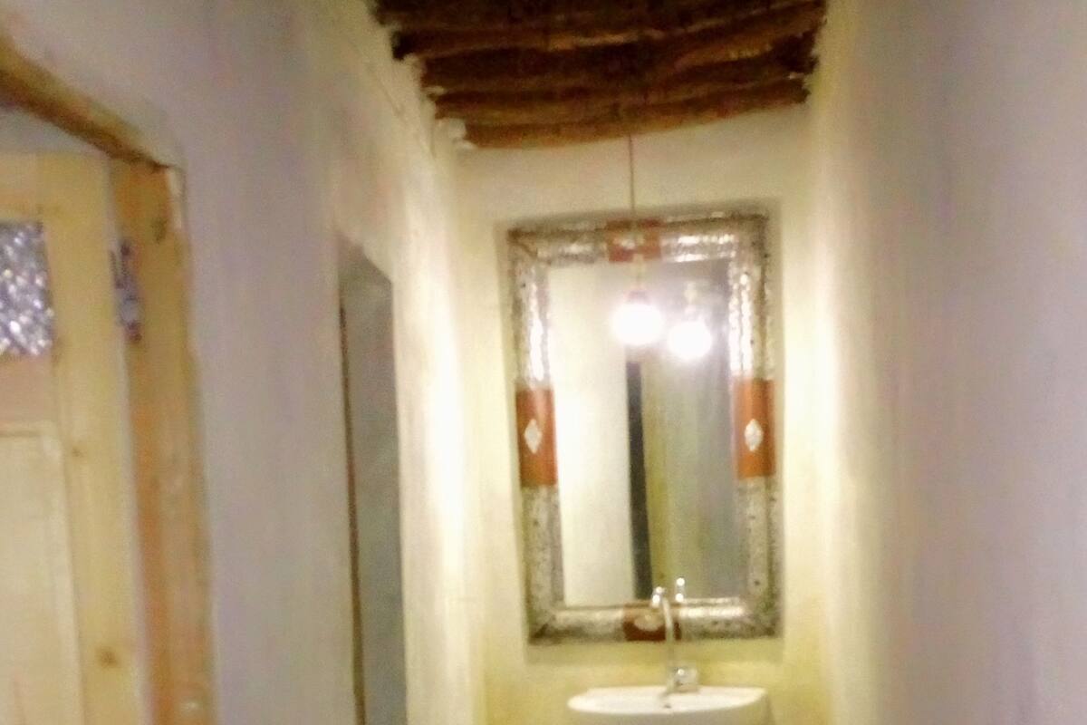 Escritorio, cortinas opacas, ropa de cama
