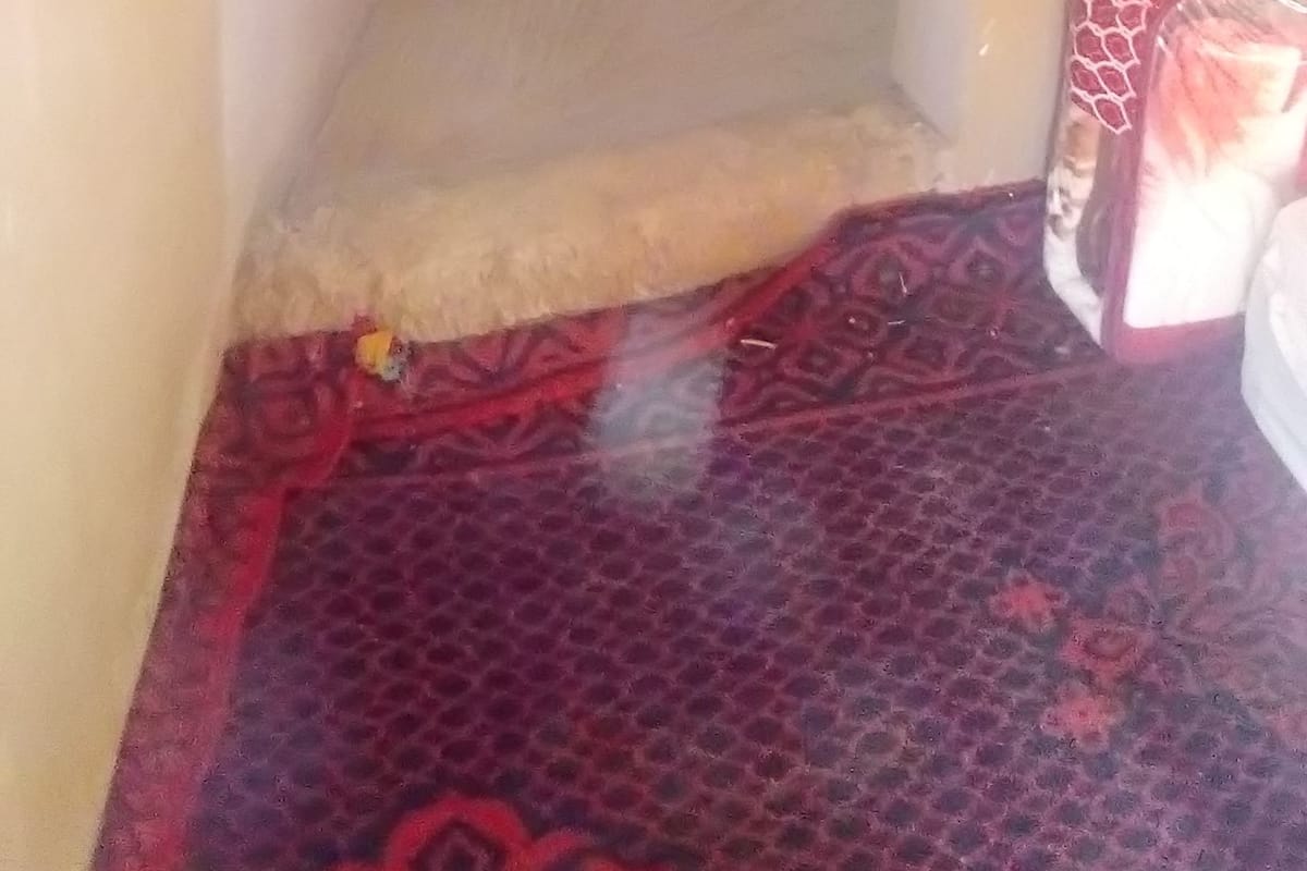 Ducha, cabezal de ducha tipo lluvia, toallas, papel higiénico