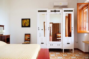 3 soverom, safe på rommet, strykejern/-brett og reiseseng for barn