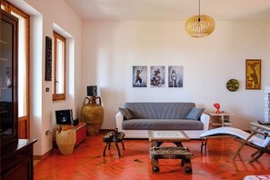 Fernseher, Kamin, Stereoanlage