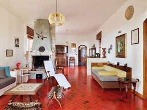 Een televisie, een open haard en een stereo