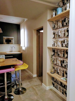 Kühlschrank, Mikrowelle, Herdplatte, Wasserkocher mit Kaffee-/Teezubehör