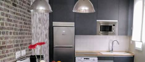 Kühlschrank, Mikrowelle, Herdplatte, Wasserkocher mit Kaffee-/Teezubehör