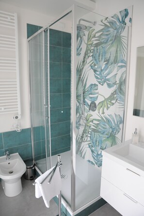 Deluxe kamer, balkon, uitzicht op stad | Badkamer | Een douche, een regendouche, gratis toiletartikelen, een haardroger