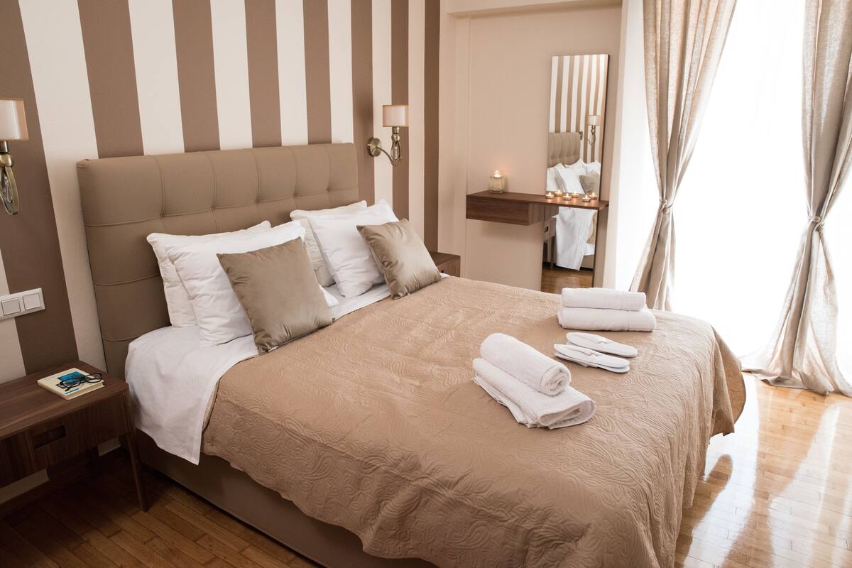 In-room safe, desk, laptop workspace, soundproofing