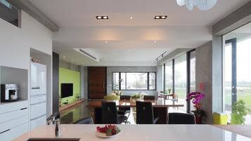 Free daily full breakfast