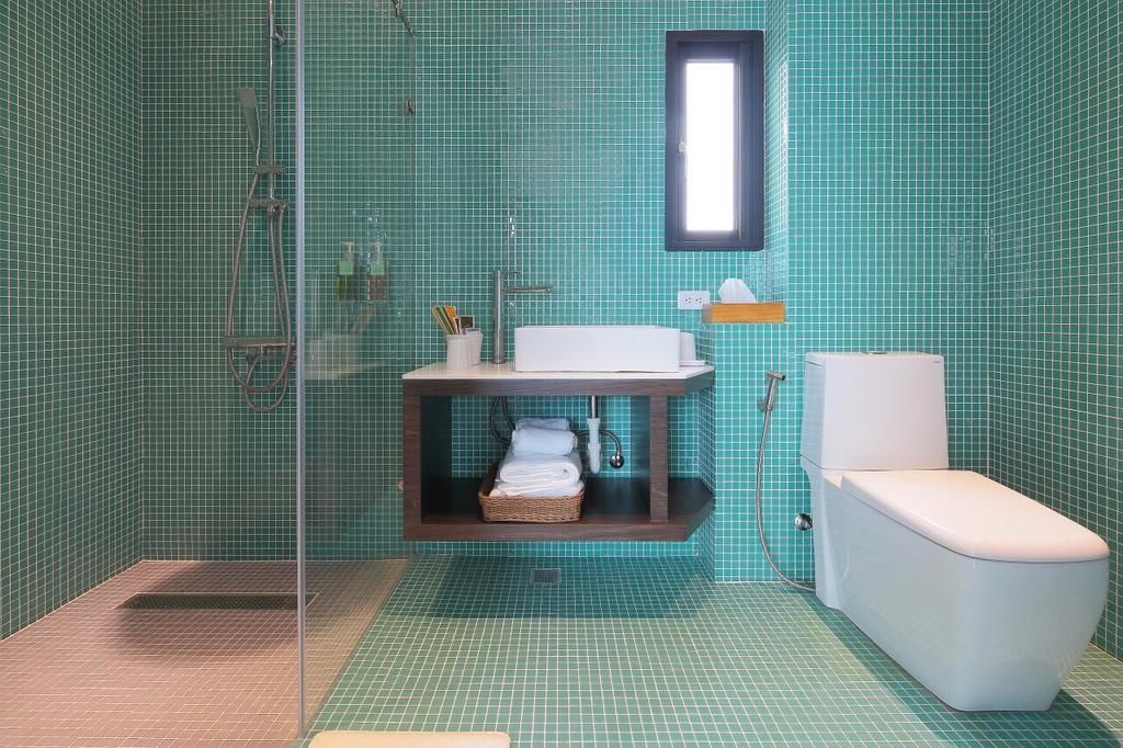 Une salle de bain avec douche, toilettes et lavabo.