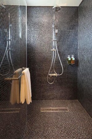 Een regendouche, gratis toiletartikelen, een haardroger, pantoffels