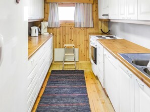 Frigorífico, microondas, lavavajillas y utensilios de cocina