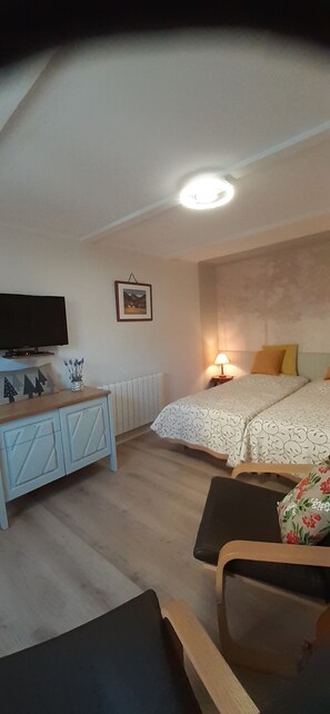 1 dormitorio y tabla de planchar con plancha