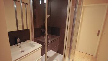 Douche, articles de toilette gratuits, sèche-cheveux