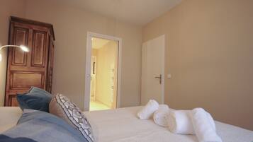 2 habitaciones, tabla de planchar con plancha, wifi y ropa de cama