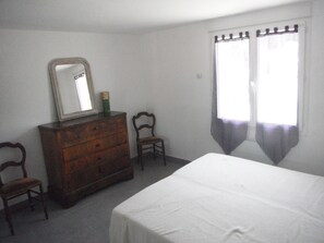 1 habitación y tabla de planchar con plancha 