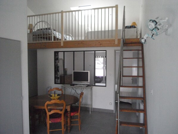 1 habitación y tabla de planchar con plancha