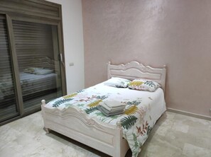 4 bedrooms, iron/ironing board, WiFi, bed sheets