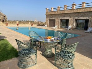 Outdoor dining - Luxury villa with private pool not overlooked. (Fès)
