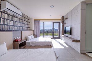 全景四人房 | 办公桌、遮光窗帘、隔音、免费 WiFi