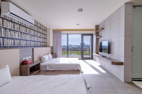 Escritorio, cortinas blackout, sistema de insonorización y wifi gratis