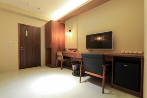 Family Room (8301) | Desk, blackout drapes, soundproofing, free WiFi - Sharp bnb (Magong)