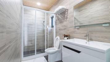 Habitación cuádruple panorámica | Baño | Ducha, artículos de higiene personal gratuitos y secador de pelo