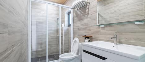 Habitación cuádruple panorámica | Baño | Regadera, amenidades de baño gratuitas, secadora de cabello, pantuflas