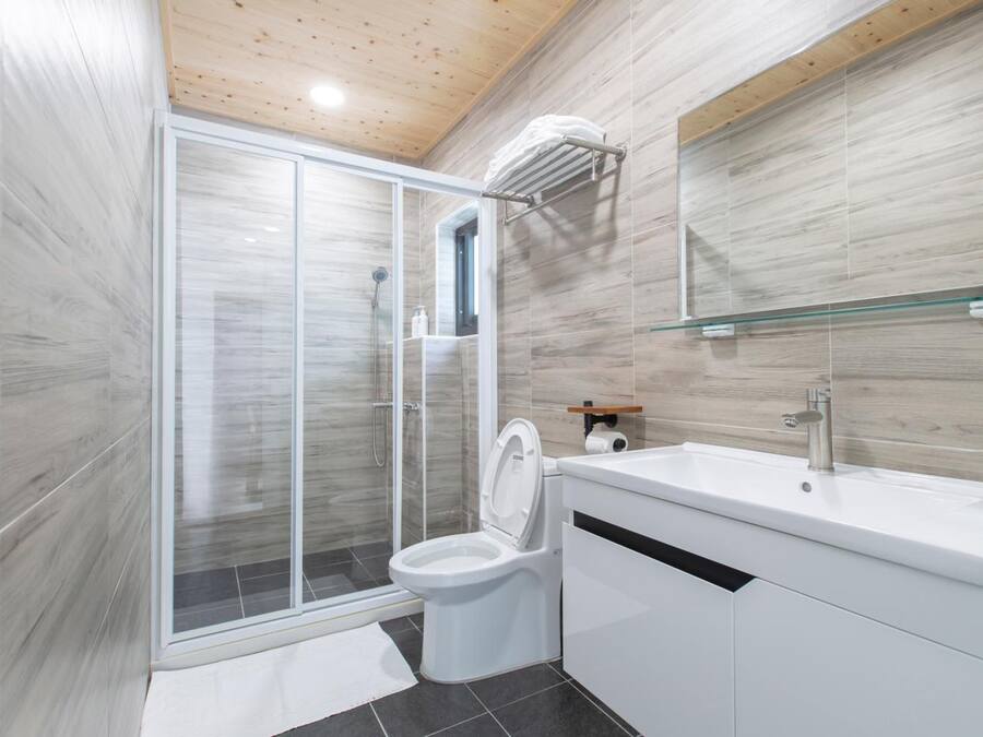 Habitación cuádruple panorámica | Baño | Ducha, artículos de higiene personal gratuitos y secador de pelo