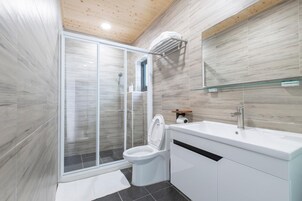 Habitación cuádruple panorámica | Baño | Ducha, artículos de higiene personal gratuitos y secador de pelo
