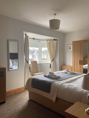 3 bedrooms, iron/ironing board, travel crib, free WiFi - Cosy 3 bed holiday home (Kenmare)