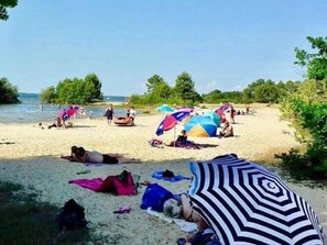 Playa en los alrededores y camastros 