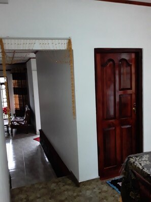 3 habitaciones, caja de seguridad en la habitación y escritorio