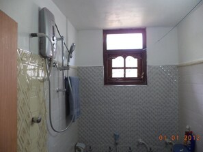 Regadera, pantuflas, bidet, toallas 
