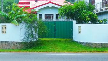 Villa, 3 soverom, hageutsikt | Oppholdsrom | En 30-tommers Flatskjerm-TV med Parabol-TV samt LED-TV