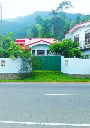 Villa, 3 Bedrooms, Garden View | Living room