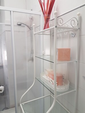 Dusche, Haartrockner, Handtücher