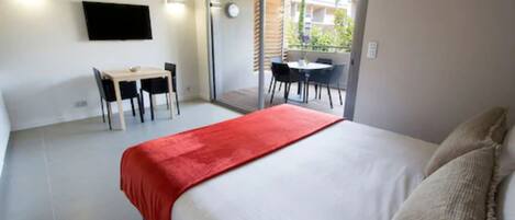 Pengeskab på værelset, lydisolering, strygejern/strygebræt