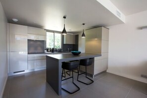 Großer Kühlschrank, Mikrowelle, Ofen, Herdplatte