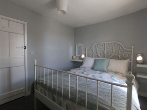 3 chambres, bureau, fer et planche à repasser, accès au Wi-Fi (inclus)