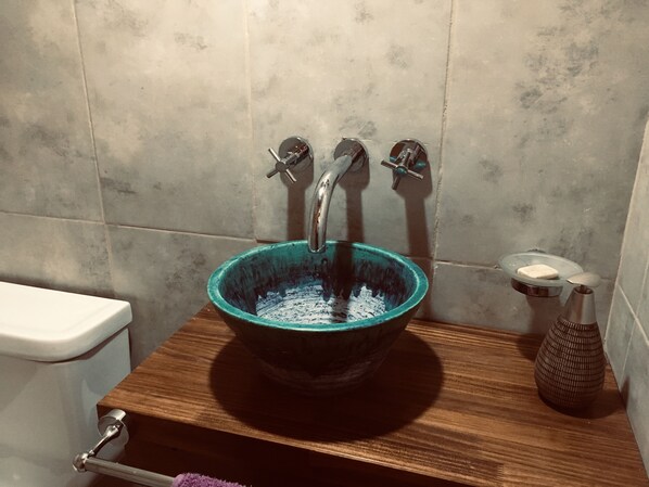 Een bad/douchecombinatie, een haardroger, een bidet, handdoeken