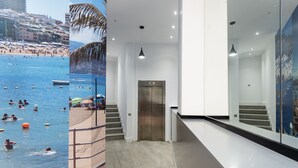 Interior moderno de un hotel con vista a una playa y al mar.