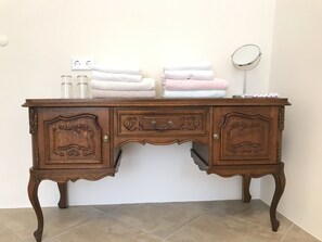 Luxury Apartment, 2 Bedrooms, Non Smoking, Kitchen (Corelli) | Bathroom - Barocker Hof Rhodt (Rhodt unter Rietburg)